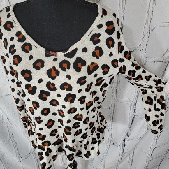 JUNIORS Leopard Print Long Sleeve Shirt Blouse Ruffle Hem Casual Cute Soft Sz L - Picture 3 of 9